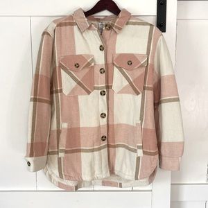Plaid shacket lined with sherpa fur. Size medium. NWT. TTS.